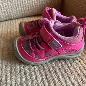 NWOT OSHKOSH toddler girl shoes size 6 pink and purple